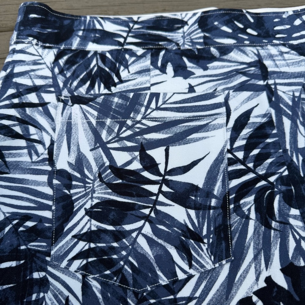 NWOT Spanx On-the-Go Tropical Print Shorts “4 in Navy Blue White size L - Picture 8 of 11